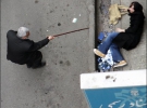 Иранский пенсионер ругает молодую участницу митинга в поддержку Мусави. Женщина упала, убегая от полиции