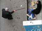 Іранський пенсіонер сварить молоду учасницю мітингу на підтримку Мусаві. Жінка впала, тікаючи від поліції