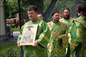 Глава Наблюдательного совета Нацбанка Петр Порошенко во время крестного хода в Свято-Троицком Ионовском монастыре 7 июня этого года