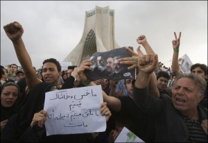 Протест оппозиции в Тегеране, столице Ирана. Люди скандируют лозунг: ”Отдайте мой голос”. Требуют проведения новых президентских выборов