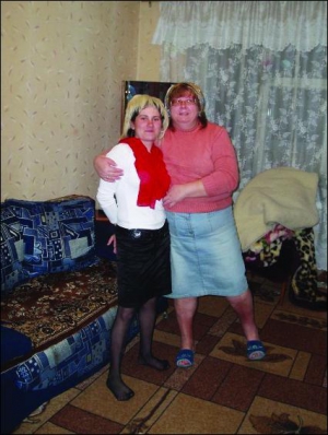 Леся Старицька (праворуч) до операції носила коротку зачіску. Тепер одягає хустку. Донька Оксана після пересадки вух постриглася