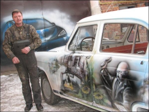 Боки ”Волги” ГАЗ-21 Юрій Шаманський розмальовував у своїй майстерні два місяці