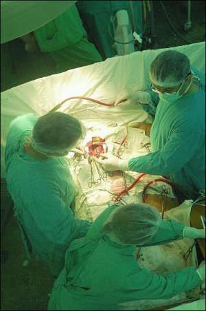 Операцію на серці шестирічному Олексієві в Інституті серцево-судинної хірургії імені Амосова в Києві роблять за допомогою спеціального апарата. Він підтримує обіг крові в організмі, поки усувають ваду. Їх у будові серця діагностують у перші місяці життя д