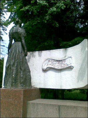 Невідомі вночі 15 червня розвернули пам’ятник Лесі Українці, який стоїть обабіч центральної алеї парку відпочинку в Луцьку