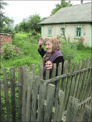 82-летняя Гелена Ганзюк из поселка Браилов Жмеринского района Виннитчины ночью видела яркие вспышки. На следующее утро соседи обнаружили странные следы на огородах