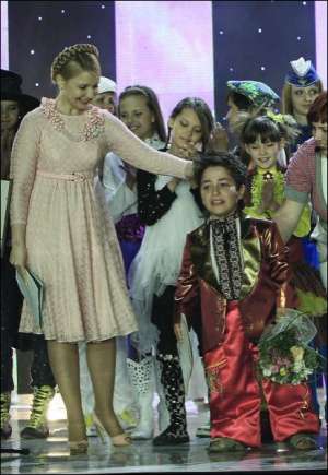 Прем’єр Юлія Тимошенко оголошує хмельничанина Андраніка Алексаняна (в центрі) переможцем українського туру дитячого Євробачення-2009. Конкурс фінішував 14 червня в кримському таборі ”Артек”