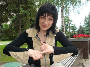 Донетчанка  Ирина Стрюкова показывает обручальное кольцо, которое ей подарил на свадьбу муж Роман, тоже бывший заключенный