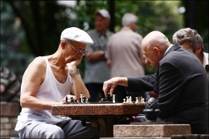 В пятницу, 19 июня, в парке перед столичным университетом имени Шевченко собрались полсотни шахматистов. Вокруг столов, где играют на деньги, много любопытных. Столичные пенсионеры играют лишь на интерес