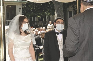 Джереми Фирстин и Илана Джексон на церемонию надели повязки на лицо