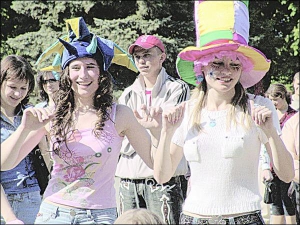 В июне 2008 года на Фонтанной площади Центрального парка в Виннице для молодежи устроили танцевальный конкурс. В этом году ”Уличные танцы” проведут перед мэрией