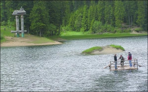 До Острова кохання, що посеред Синевирського озера у Міжгірському районі Закарпаття, туристів везуть на дерев’яних плотах — бокорах. Вода тут завжди холодна. Купатися заборонено
