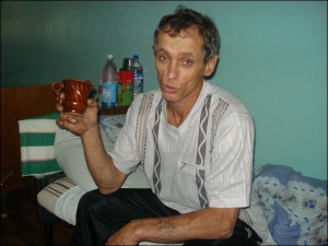 Горняка Сергея Каминского из города Енакиево на Донбассе друзья называют Французом — за привычку часто улыбаться. Теперь он выздоравливает в больнице, пьет много сока и минеральной воды