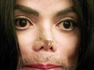Пластичні операції на обличчі Майкл Джексон робив з кінця 1980-х.  Пластика носа була невдалою. Фото 2002 року
