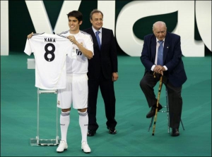 Кака поруч з президентом ”Реала” Флорентіно Пересом (у центрі) і почесним президентом Альфредо Ді Стефано