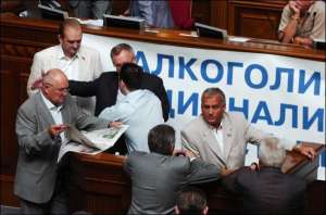 Нардеп-”регіонал” Ярослав Сухий (посередині на трибуні) блокує її зі своїми однопартійцями під час вчорашнього засідання Верховної Ради