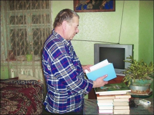 Валерий Ворона заказал по почте два десятка книг. Заплатил за них пять тысяч гривен