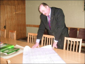 Глава Чернобаевской райгосадминистрации Анатолий Ляпкало показывает лист, на котором изображено его генеалогическое древо