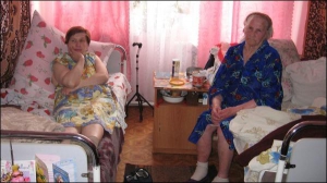 Марія Морозова (ліворуч) та Галина Мамаєва  живуть четвертий рік  у  Петриківському будинку для престарілих під Тернополем