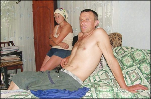 Володимир Щербина (праворуч) із дружиною Нелею. Після удару блискавки чоловік 40 хвилин лежав непритомний