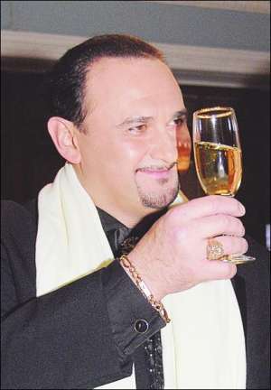 На вручении дипломов магистров в Дипломатической академии Министерства иностранных дел тенор Владимир Гришко пил шампанское