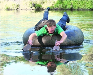 Почтальон Василий Галькевич из села Минино Житомирской области переплывает реку Тетерев на резиновой камере колеса от трактора Т-150. За 11 лет поменял три камеры