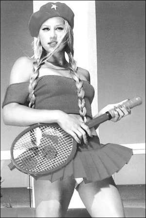 Теннисистка Анна Курникова в ночном клубе ”Лаво” американского Лас-Вегаса уцепилась в волосы выпившей посетительнице, которая вылила ей на голову коктейль. Курникова также была выпившая