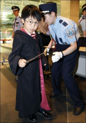 Полицейский обыскивает японского фаната Гарри Поттера перед премьерой шестого фильма о приключениях юного волшебника