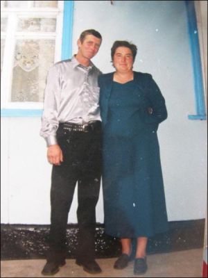 Виктор Олийнык с женой Любовью незадолго до гибели. Мужчина разозлился, когда односельчане запретили ему выпить на выпуске сына