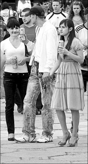 27 червня 2009 року під час святкування Дня молоді у Вінниці на площі Стуса. Майже усі хлопці та дівчата були з пляшками або бляшанками пива