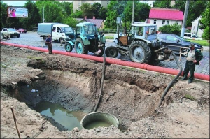 На вулиці Личаківська у Львові ґрунт провалився в тому місці, де з’єднані дві частини міської каналізації. У середу по обіді комунальники відкачують воду, готуються перекладати колектор