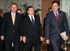 Турецкий премьер-министр Тайип Эрдоган, глава Еврокомиссии Жозе Мануель Баррозу и президент Грузии Михаил Саакашвили, перед церемонией подписания соглашения по &#39;Набукко&#39;