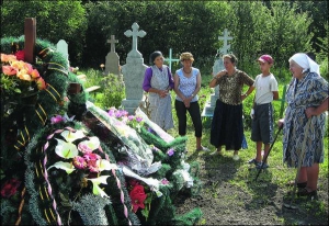 Родственники Сергея Гадза на его могиле. Бабушка Галина Гадз (крайняя справа) говорит, что никакого предчувствия беды не было