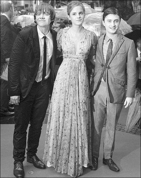 Актеры Руперт Гринт (слева), Эмма Уотсон и Дениэл Редклифф на лондонской презентации предпоследнего фильма ”Гарри Поттер и Принц-полукровка” в прошлый вторник. В ленте они играют друзей, а Эмма и Руперт — влюбленных. Однако в жизни недолюбливают друг друг