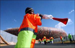 Подросток трубит в горн во время забастовки строителей около футбольного стадиона в Йоханнесбурге. Спортивную арену не успевают закончить до начала чемпионата мира по футболу 2010 года