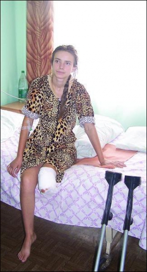 Анна Метельская сидит на кровати в Киевской больнице скорой медицинской помощи. В среду, на четвертый день после урагана, она встает с кровати и ходит с помощью костылей
