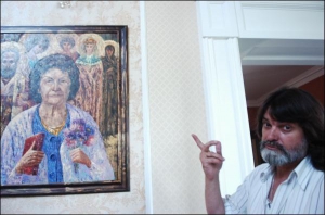 Художник Юрий Нагулко в своей мастерской в селе Креничи Обуховского района на Киевщине возле единственного портрета матери. Она умерла в прошлом году спустя два месяца после того, как сын закончил работу