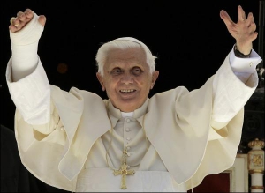 После воскресной мессы Папа Римский Бенедикт XVI благословляет верных на площади Святого Петра в Риме