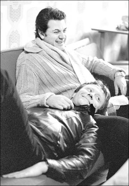 Із актором Андрієм Мироновим (лежить) Олександр Ширвіндт грали у московському театрі сатири. Фото 1980 року