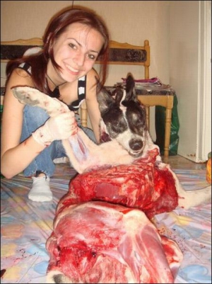 Аліса Кузьменко тримає труп собаки. Зі своєю подругою Ганною Дончук вона відділяла м’ясо та органи від кісток. Хотіли зробити препарат для анатомічного дослідження. Після появи фотографій в Інтернеті дівчат запросили на програму ”Пусть говорят” з Андрієм 