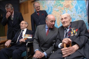 Генри (справа) на встрече с сотрудниками министерства обороны Британии в 2007 году. За год до этого ветеран потерял зрение и переехал в заведение для пожилых людей