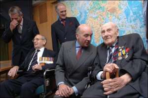 Генрі (праворуч) на зустрічі зі співробітниками міністерства оборони Британії 2007 року. За рік до цього ветеран втратив зір і переїхав до закладу для літніх людей
