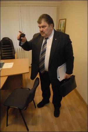 Нардеп-”бютовец” Владимир Бондаренко в пятницу встанет раньше, чтобы помешать ”регионалам” заблокировать парламентскую трибуну