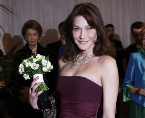 Первая леди Франции Карла Бруни на банкете в Лондоне в марте 2008 года. Говорят, она любит украшать Елисейский дворец вазами с цветами