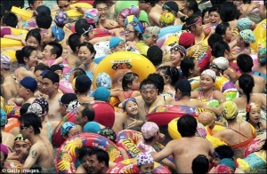 Центральний відкритий басейн міста Нанцзин, провінція Цзянсу, за кілька годин відвідали майже 1 тисяча людей. У воді неможливо було поворухнутися