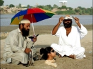 На березі річки Інд фахівці закопували хворих по шию в пісок. Запевняли: тоді ефект від цілющих променів ”темного” сонця більший