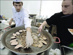 Повара готовят гусиную печень на фестивале фуа-гра в Венгрии. В стране производят около 80 процентов этого блюда в мире. Однако некоторые европейские государства отказались от его потребления, потому что птицу кормят принудительно