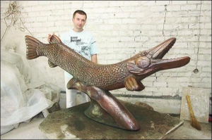 Скульптор Владимир Максименко показывает готовую статую щуки. Ее установят на газоне около ресторана ”Четыре сезона” на набережной Приднепровского парка в Кременчуге
