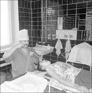 Детский торакальний хирург Александр Федчишин делает бронхоскопию Андрею Амосюку. Из его бронхов врач достал арбузное зернышко