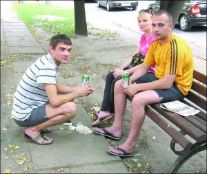 22 июля черкасчане пьют пиво на бульваре Шевченко в областном центре. Запрет на употребление этого напитка уже действует, но его игнорируют