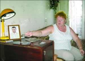 Олена Бухарова показує знімки сина В’ячеслава у себе вдома у Смілі. Його вбили вранці 15 липня у Черкасах